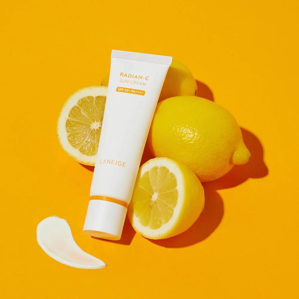 LANEIGE Radian-C Sun Cream SPF 50+ PA++++ με λεμόνια και μια σταγόνα αντηλιακής κρέμας σε έντονο κίτρινο φόντο.