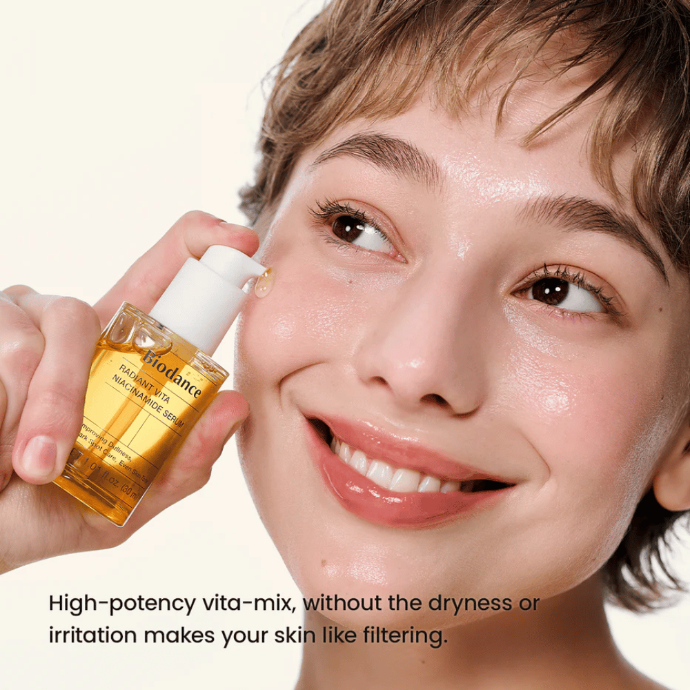 Μοντέλο με λαμπερό δέρμα μετά τη χρήση του Biodance Radiant Vita Niacinamide Serum για πιο καθαρό και ομοιόμορφο δέρμα
