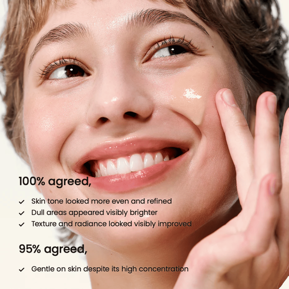 Γυναίκα εφαρμόζει το Biodance Radiant Vita Niacinamide Serum στο πρόσωπο για ομοιόμορφο τόνο δέρματος, αυξημένη λάμψη και βελτιωμένη υφή δέρματος