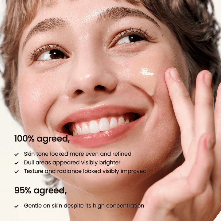 Γυναίκα εφαρμόζει το Biodance Radiant Vita Niacinamide Serum στο πρόσωπο για ομοιόμορφο τόνο δέρματος, αυξημένη λάμψη και βελτιωμένη υφή δέρματος