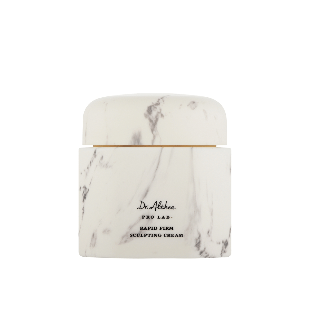 Dr. Althea Pro Lab Rapid Firm Sculpting Cream σε ένα κομψό μαρμάρινο δοχείο. Μια πολυτελής κρέμα προσώπου που συσφίγγει και ενυδατώνει το δέρμα, με έμφαση στο να προσφέρει ανόρθωση και υποστήριξη για μια νεανική λάμψη.
