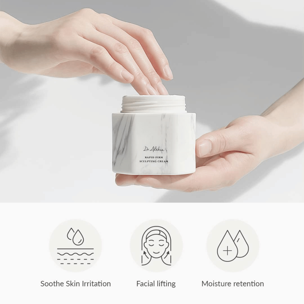 Dr. Althea Rapid Firm Sculpting Cream σε μια κομψή μαρμάρινη συσκευασία. Το προϊόν προσφέρει οφέλη όπως ηρεμία των ερεθισμών του δέρματος, ανόρθωση προσώπου και διατήρηση υγρασίας. Ιδανικό για να ενισχύσει και να ανασηκώσει το δέρμα.