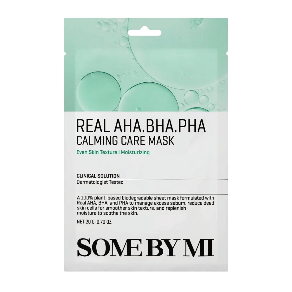 Καθαρή εικόνα προϊόντος της μάσκας SOME BY MI Real AHA.BHA.PHA Calming Care Mask σε λευκό φόντο. Η συσκευασία παρουσιάζει τα κύρια συστατικά του προϊόντος, AHA, BHA και PHA, καθώς και τον σκοπό της να απολεπίζει την επιδερμίδα, να μειώνει την περίσσεια σμήγματος και να συμβάλλει σε πιο απαλή και πιο ενυδατωμένη επιδερμίδα. Ο σχεδιασμός έχει πράσινους τόνους που αποπνέουν φρεσκάδα και περιποιητικές ιδιότητες.