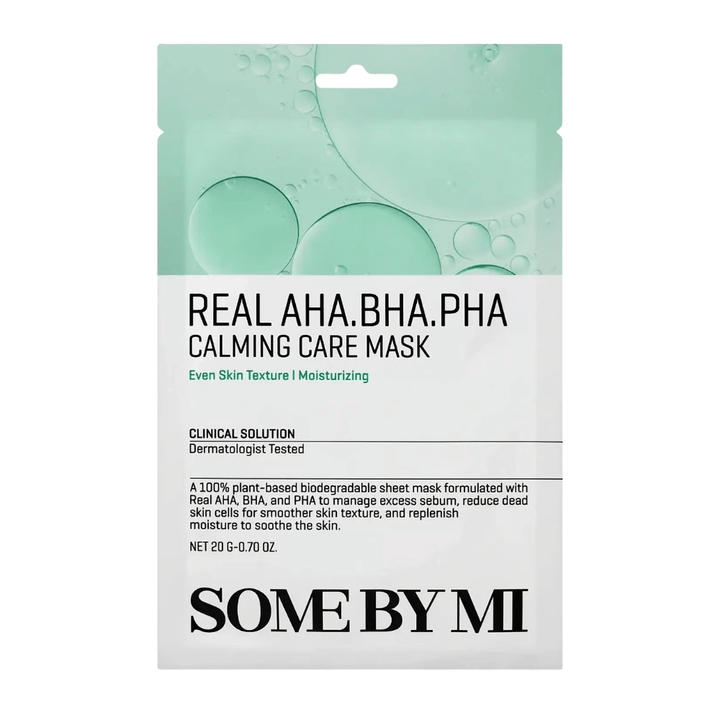 Καθαρή εικόνα προϊόντος της μάσκας SOME BY MI Real AHA.BHA.PHA Calming Care Mask σε λευκό φόντο. Η συσκευασία παρουσιάζει τα κύρια συστατικά του προϊόντος, AHA, BHA και PHA, καθώς και τον σκοπό της να απολεπίζει την επιδερμίδα, να μειώνει την περίσσεια σμήγματος και να συμβάλλει σε πιο απαλή και πιο ενυδατωμένη επιδερμίδα. Ο σχεδιασμός έχει πράσινους τόνους που αποπνέουν φρεσκάδα και περιποιητικές ιδιότητες.