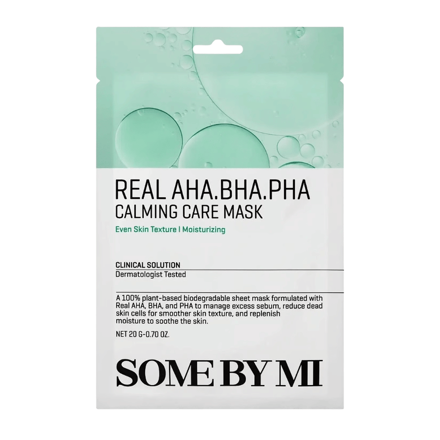 Καθαρή εικόνα προϊόντος της μάσκας SOME BY MI Real AHA.BHA.PHA Calming Care Mask σε λευκό φόντο. Η συσκευασία παρουσιάζει τα κύρια συστατικά του προϊόντος, AHA, BHA και PHA, καθώς και τον σκοπό της να απολεπίζει την επιδερμίδα, να μειώνει την περίσσεια σμήγματος και να συμβάλλει σε πιο απαλή και πιο ενυδατωμένη επιδερμίδα. Ο σχεδιασμός έχει πράσινους τόνους που αποπνέουν φρεσκάδα και περιποιητικές ιδιότητες.