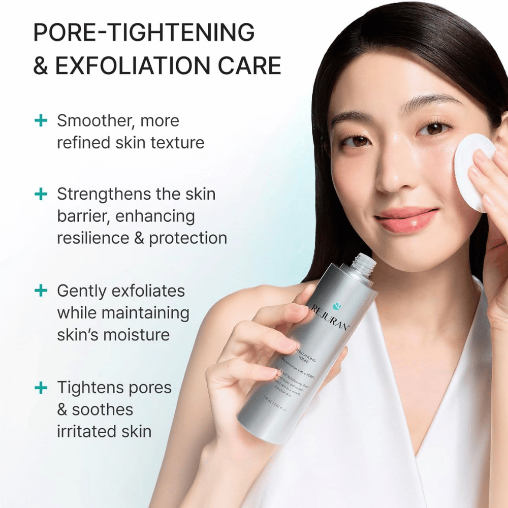 Rejuran Rebalancing Toner με C-PDRN. Μοντέλο εφαρμόζει τονωτική λοσιόν προσώπου με δίσκο βαμβακιού για απολέπιση και πιο ομοιόμορφη υφή δέρματος.