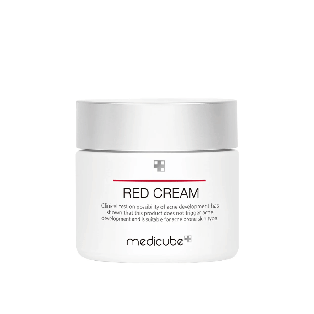 medicube Red Cream 50ml σε λευκό δοχείο με ασημένιο καπάκι – σχεδιασμένο για δέρμα με τάση ακμής και δοκιμασμένο ώστε να μην προκαλεί νέα ξεσπάσματα.