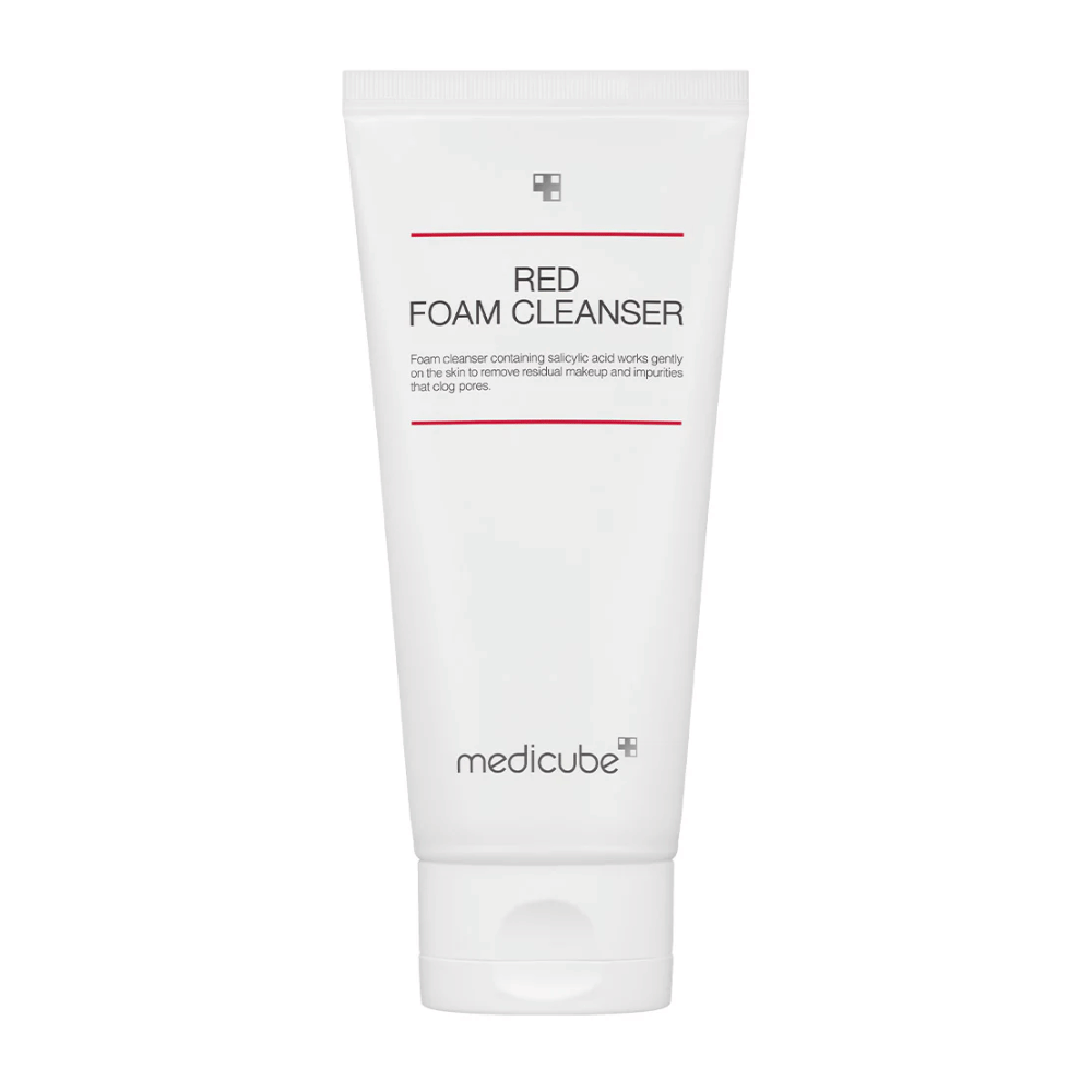 Εικόνα προϊόντος του Medicube Red Foam Cleanser σε λευκό σωλήνα με κόκκινες γραμμές και μαύρο κείμενο, που στέκεται όρθιο σε λευκό φόντο.