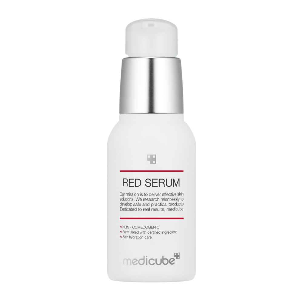 medicube Red Serum 2.0 – λευκό μπουκάλι αντλίας με ασημένιες λεπτομέρειες, σχεδιασμένο για να ενυδατώνει το δέρμα και να καταπολεμά τα σπυράκια χωρίς να φράζει τους πόρους.