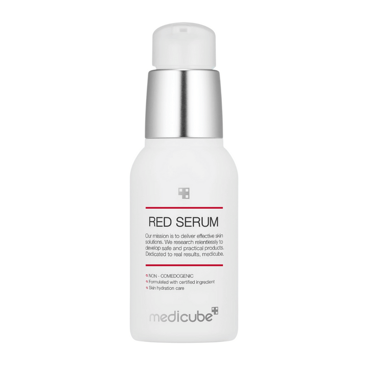 medicube Red Serum 2.0 – vit pumpflaska med silverdetaljer, framtagen för att återfukta huden och motverka finnar utan att täppa till porerna.