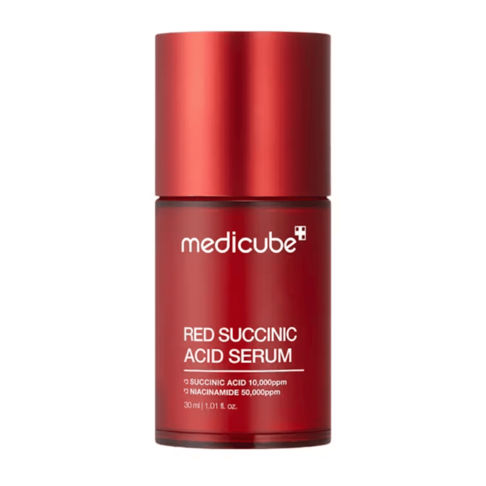 Medicube Red Succinic Acid Serum σε κομψό κόκκινο μπουκάλι με κείμενο που αναφέρει περιεχόμενο από σουκινικό οξύ 10,000ppm και νιασιναμίδη 50,000ppm, 30 ml. Σχεδιασμένο για δέρμα με τάση ακμής και φροντίδα χρωματικών κηλίδων.