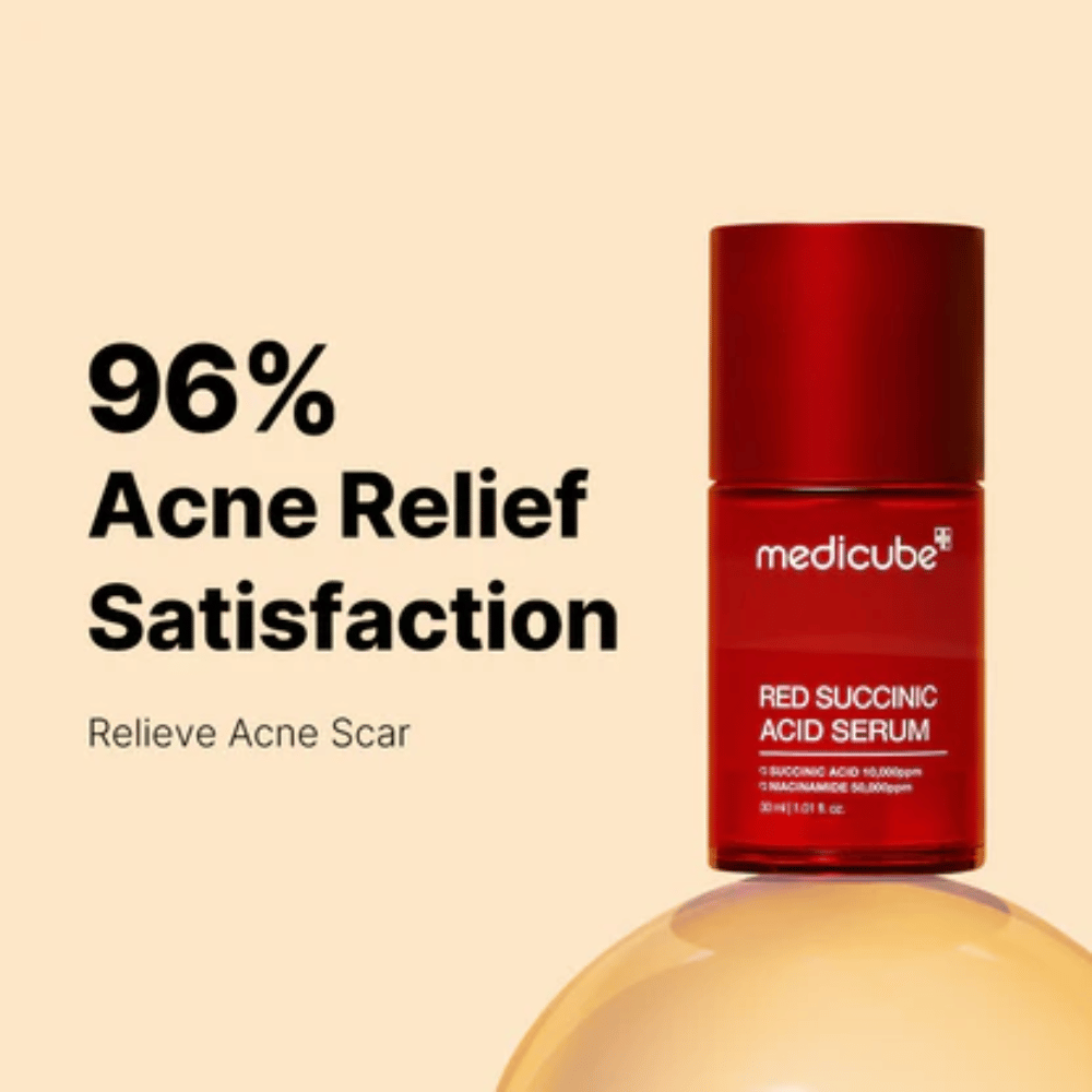 Medicube Red Succinic Acid Serum σε κόκκινο μπουκάλι με αντλία, εμφανίζεται σε μπεζ φόντο με το κείμενο "96% Ικανοποίηση Ανακούφισης Ακμής". Το προϊόν έχει αναπτυχθεί για να μειώσει τα σημάδια ακμής και να καταπραΰνει το δέρμα.