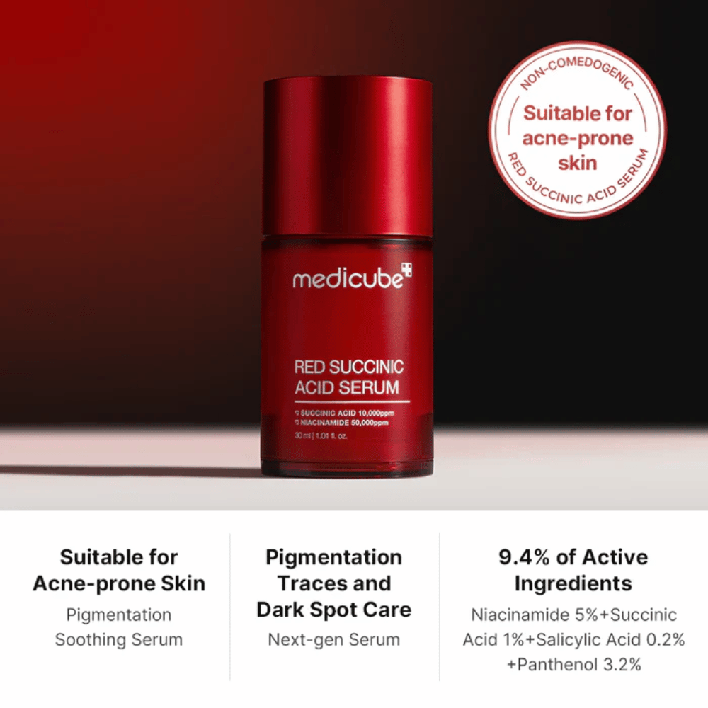 Medicube Red Succinic Acid Serum σε κόκκινο μπουκάλι με αντλία, σχεδιασμένο για δέρμα με τάση ακμής. Περιέχει 5% νιασιναμίδη, 1% σουκινικό οξύ, 0,2% σαλικυλικό οξύ και 3,2% πανθενόλη για να μειώσει τις χρωματικές κηλίδες και να καταπραΰνει το δέρμα.