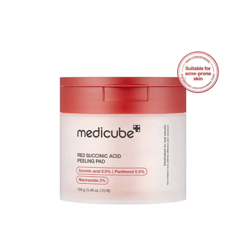 Medicube Red Succinic Acid Peeling Pad σε ένα λευκό δοχείο με κόκκινο καπάκι, σχεδιασμένο για δέρμα με τάση ακμής. Περιέχει σουκινικό οξύ, πανθενόλη και νιασιναμίδη για να βελτιώσει την υφή του δέρματος και να προσφέρει απαλή απολέπιση. Μη-φαγεσωρογόνος φόρμουλα.