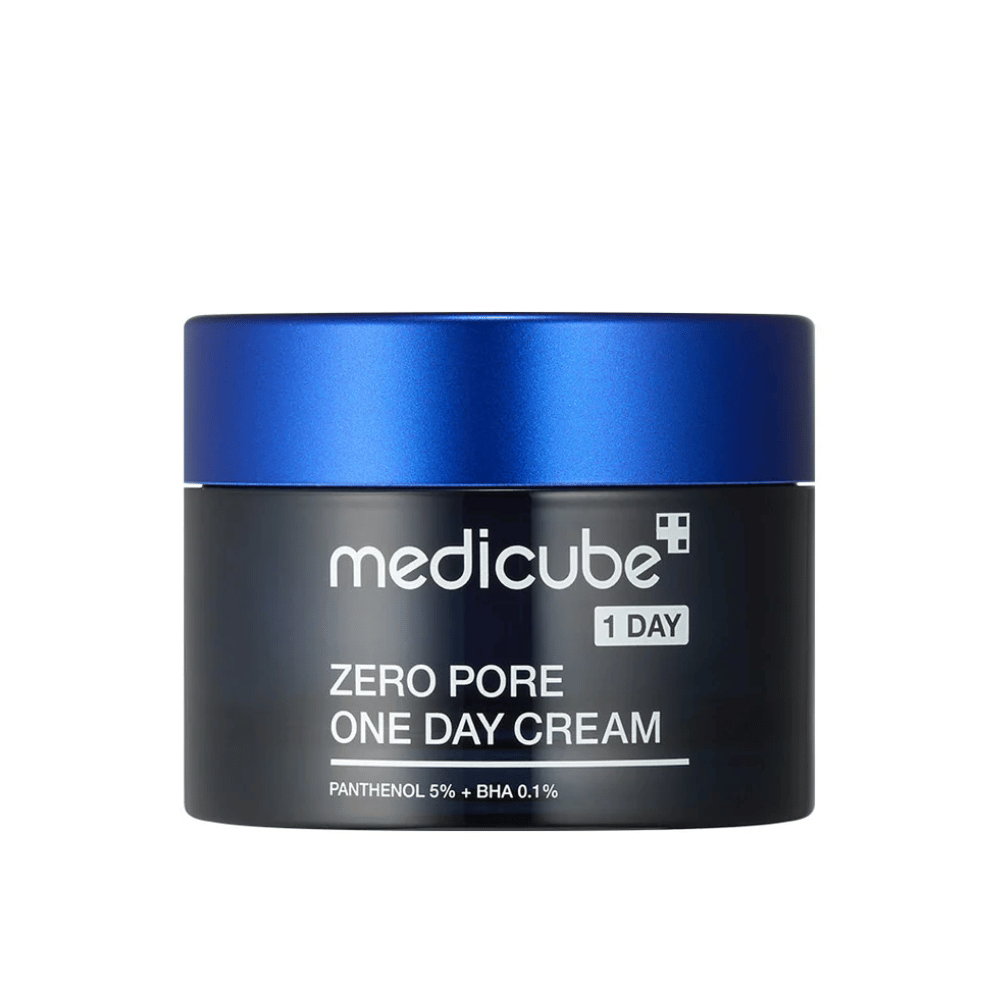 Medicube Zero Pore One Day Cream σε ένα κομψό μαύρο δοχείο με μπλε καπάκι. Περιέχει 5% πανθενόλη και 0,1% BHA για να μειώσει το μέγεθος των πόρων και να βελτιώσει την υφή του δέρματος. Ιδανικό για καθημερινή χρήση για πιο λεία και καθαρή επιδερμίδα.