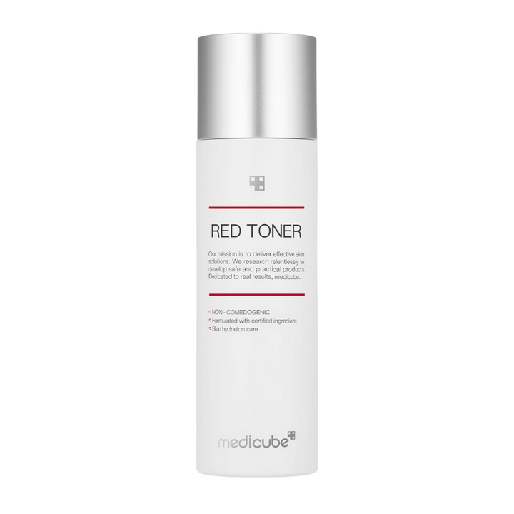 Produktbild av medicube Red Toner – en vit flaska med silverlock och minimalistisk design, framtagen för acnebenägen hud.
