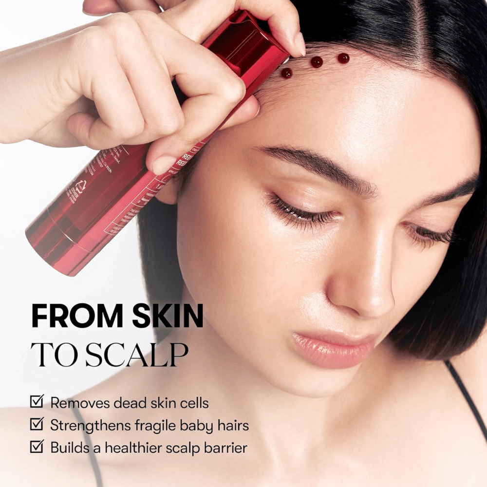 VT Cosmetics Red Booster Reedle Shot 100 εφαρμόζεται κατά μήκος της γραμμής των μαλλιών και στο τριχωτό της κεφαλής για να απολεπίσει τα νεκρά κύτταρα του δέρματος, να ενισχύσει τα βρεφικά μαλλιά και να βελτιώσει το φράγμα του τριχωτού της κεφαλής.