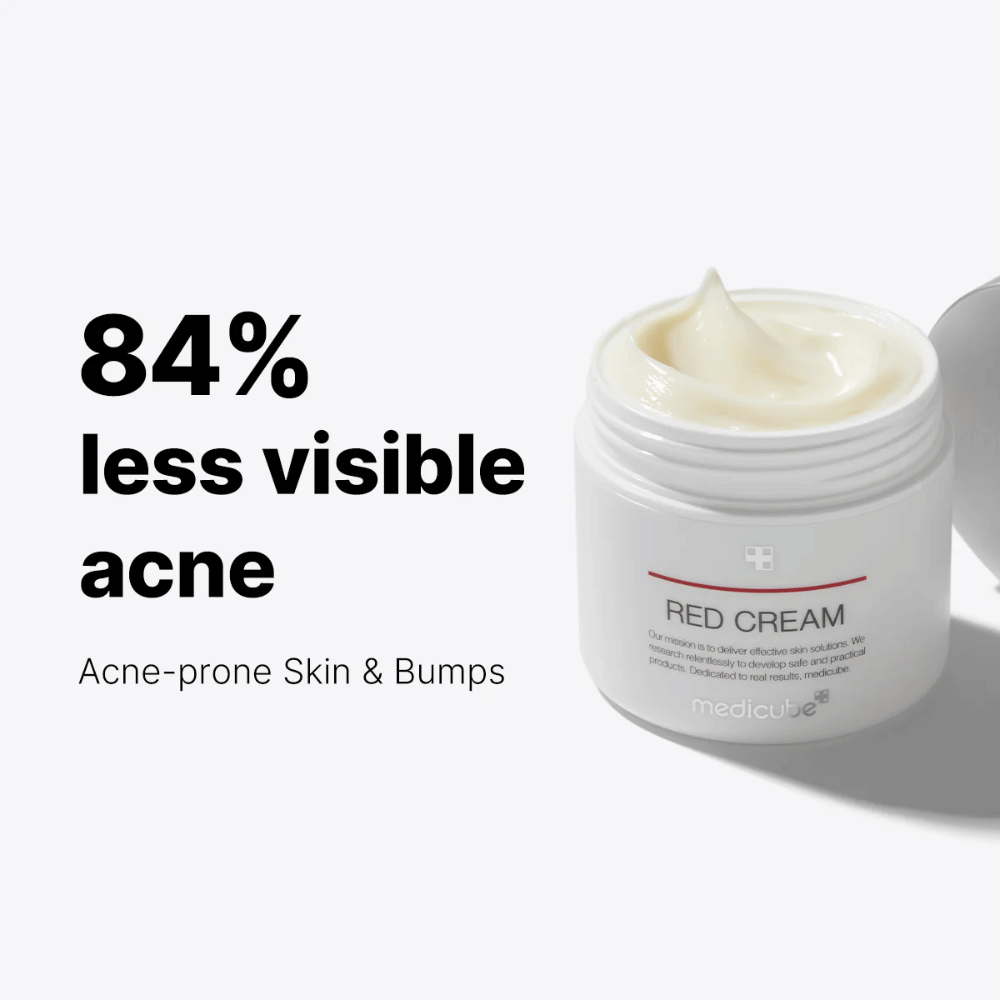 Ανοιχτό λευκό δοχείο με medicube Red Cream, μια κρέμα για δέρμα με τάση ακμής – δείχνει μείωση 84 % της ορατής ακμής σύμφωνα με το κείμενο στην εικόνα.