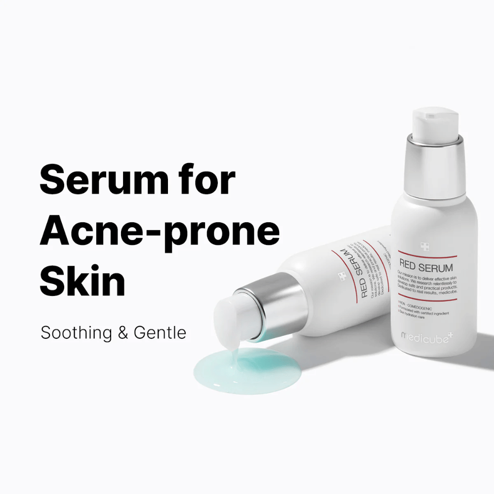 medicube Red Serum 2.0 – lugnande serum i vit pumpflaska med blåaktig formula, speciellt utvecklad för aknebenägen hud.