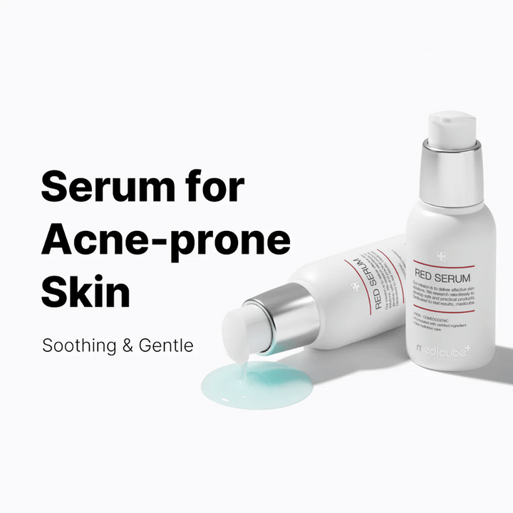 medicube Red Serum 2.0 – lugnande serum i vit pumpflaska med blåaktig formula, speciellt utvecklad för aknebenägen hud.