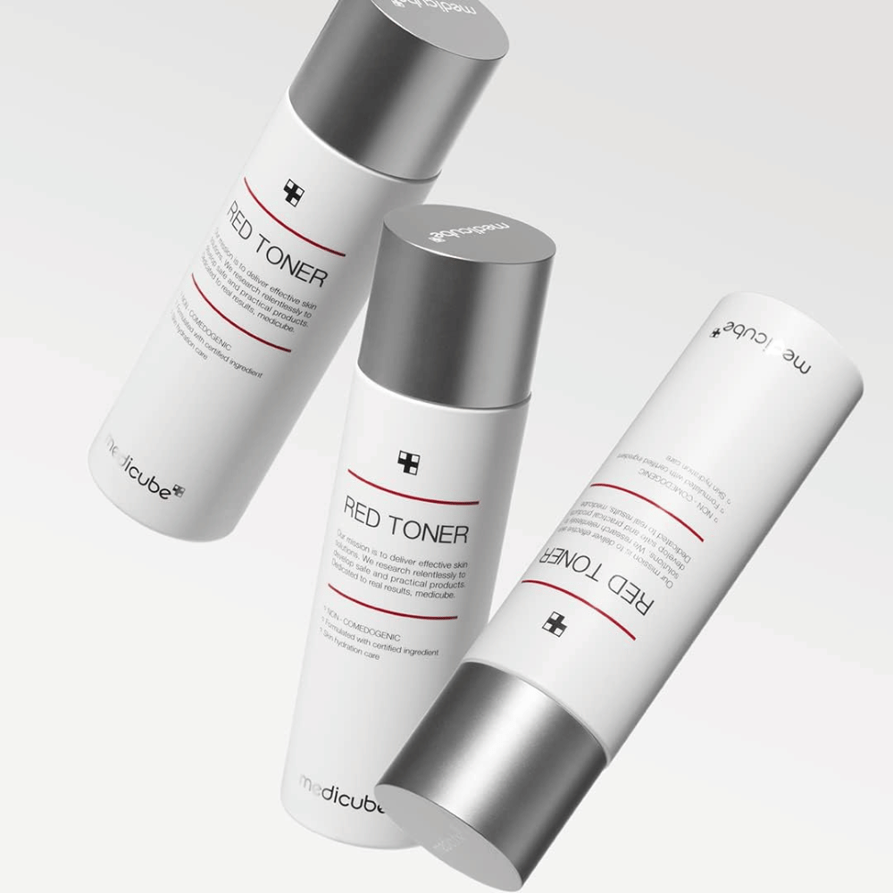 Τρία μπουκάλια του medicube Red Toner με ασημένιο καπάκι – ένας ενυδατικός και στυπτικός τόνερ σχεδιασμένος για ευαίσθητο και με τάση ακμής δέρμα.