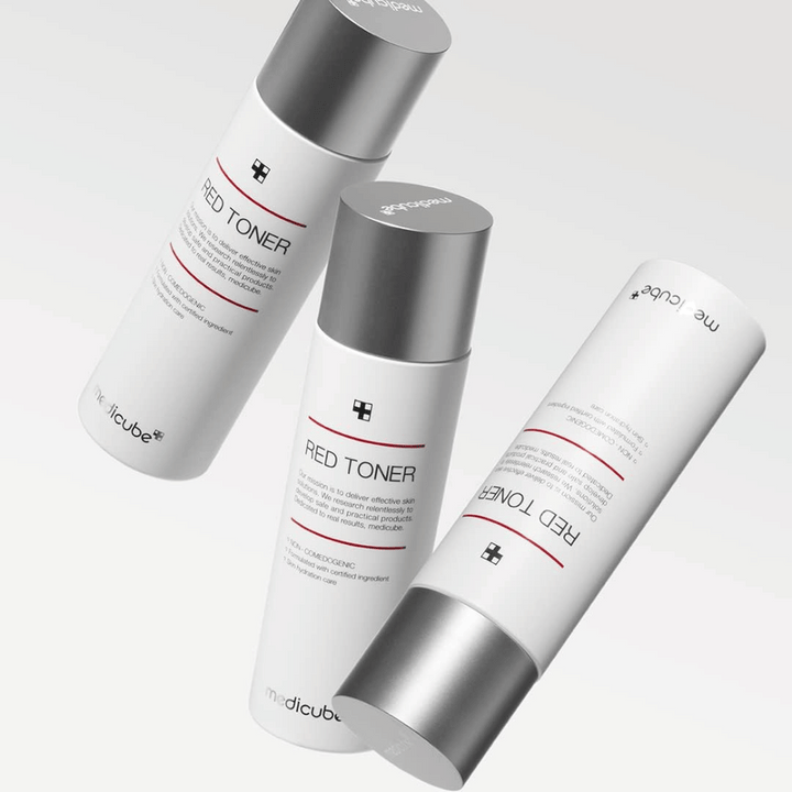Tre flaskor av medicube Red Toner med silverlock – en återfuktande och porsammandragande toner framtagen för känslig och aknebenägen hud.