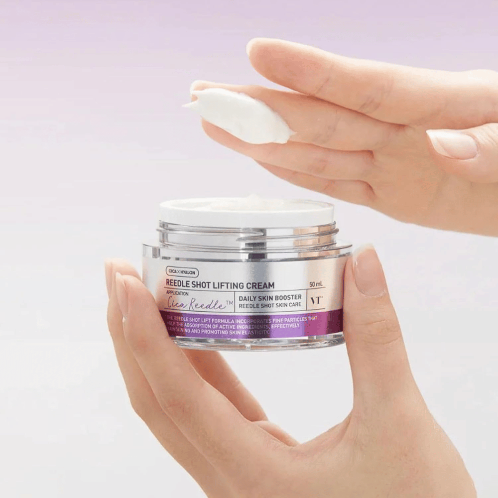 VT Cosmetics Reedle Shot Lifting Cream κρεμώδης υφή εφαρμόζεται στην επιδερμίδα για αντιγηραντική δράση, αυξημένη ελαστικότητα και βαθιά ενυδάτωση.