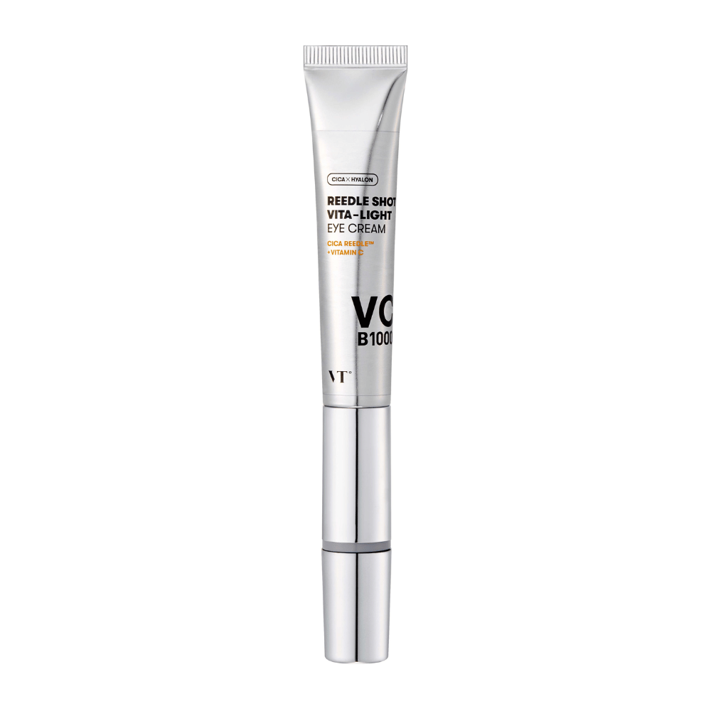 VT Reedle Shot Vita-Light Eye Cream σε ασημένια συσκευασία με CICA, βιταμίνη C και ενυδατικά συστατικά για να φωτίζει και να καταπραΰνει την περιοχή κάτω από τα μάτια.