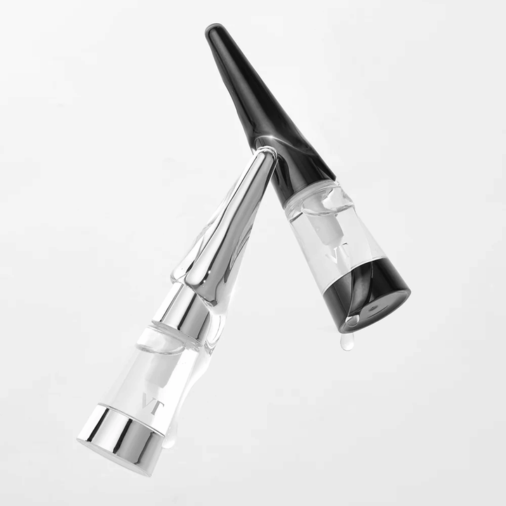 VT Cosmetics Reedle Shot Lip Plumper Beginner σε διαφανή συσκευασία με ασημένιες λεπτομέρειες, εμφανίζεται σε γωνία για να αναδείξει το σχέδιο και τη φόρμουλα.