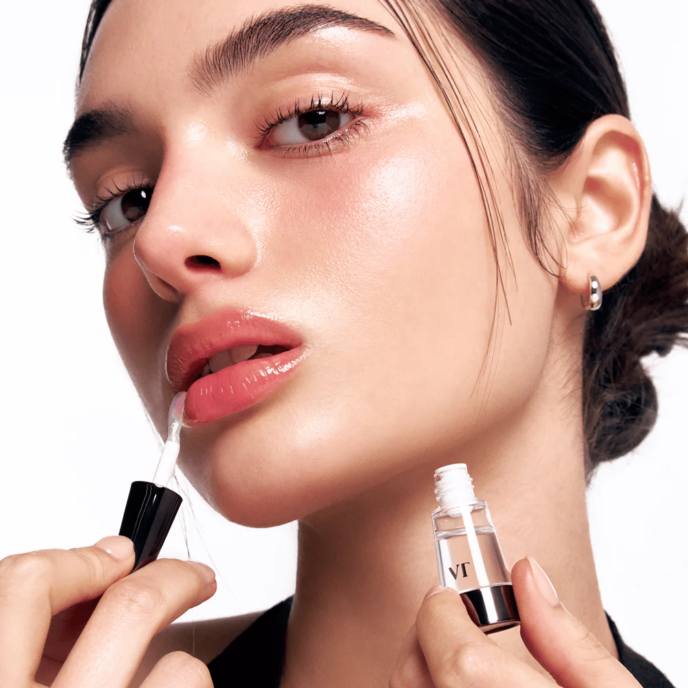 Μοντέλο εφαρμόζει VT Cosmetics Reedle Shot Lip Plumper Beginner στα χείλη για φυσικό plumping, λάμψη και ενυδάτωση με ελαφριά αίσθηση τσιμπήματος.