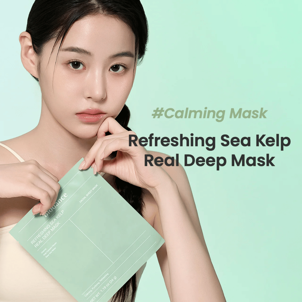 Γυναίκα με φρέσκια επιδερμίδα κρατάει μια Refreshing Sea Kelp Real Deep Mask. Μια καταπραϋντική και ενυδατική μάσκα προσώπου με φύκια για λαμπερό και ισορροπημένο δέρμα.