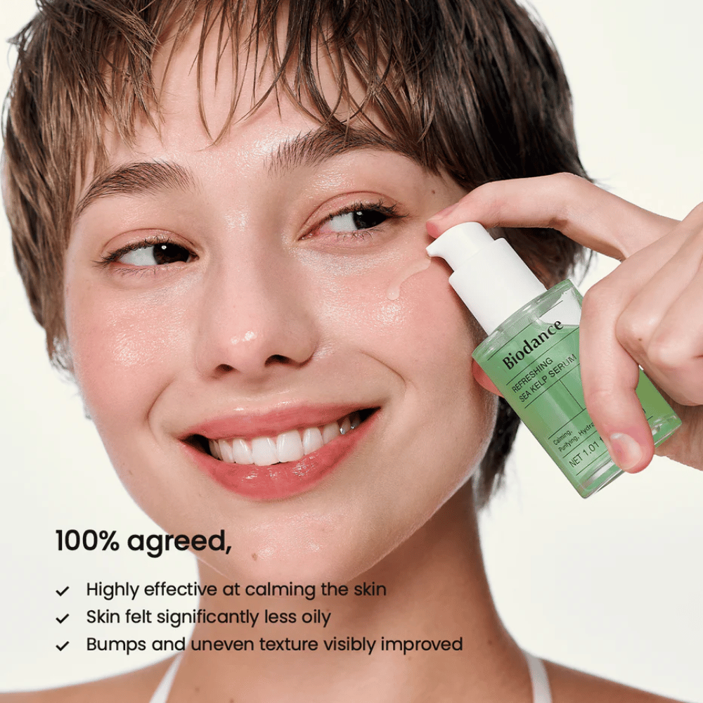 Μοντέλο εφαρμόζει Biodance Sea Kelp Serum – ισορροπεί το σμήγμα και καταπραΰνει το ευαίσθητο δέρμα.