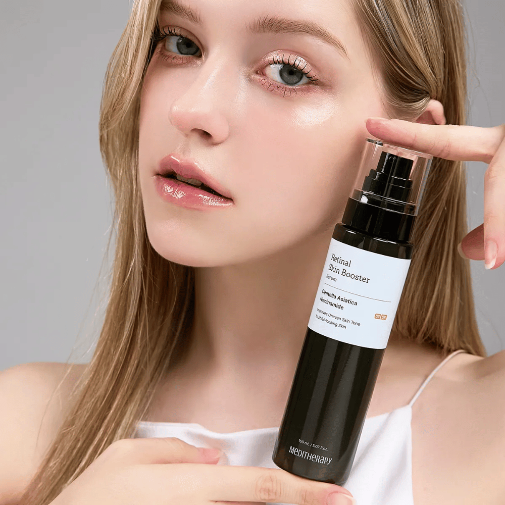 Άτομο κρατάει Meditherapy Retinal Skin Booster Serum. Το δέρμα φαίνεται ομοιόμορφο, ενυδατωμένο και λαμπερό - το αποτέλεσμα της ρετινάλης και της νιασιναμίδης.