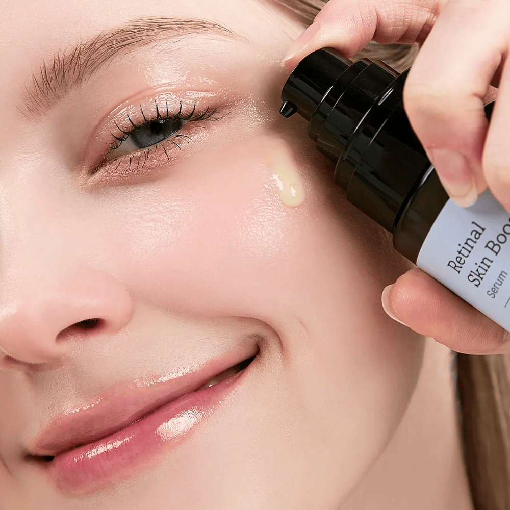 Άτομο εφαρμόζει Meditherapy Retinal Skin Booster Serum κοντά στο μάτι. Ο ορός έχει ελαφριά, κίτρινη απόχρωση και προσφέρει λάμψη και σφριγηλότητα στο δέρμα.