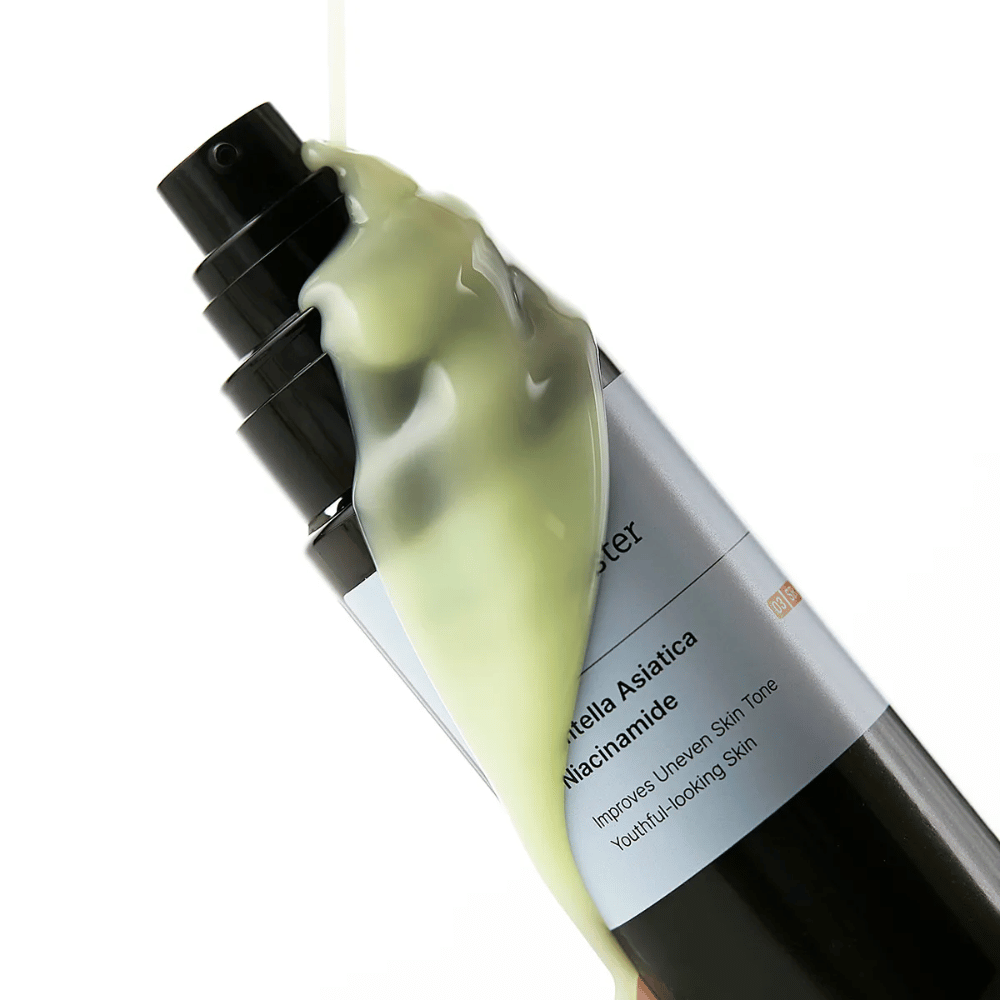 Κοντινό πλάνο του Meditherapy Retinal Skin Booster Serum με κιτρινοπράσινη φόρμουλα που τρέχει πάνω από το μπουκάλι - ένα ενεργό μείγμα ρετινάλης, νιασιναμίδης και centella.