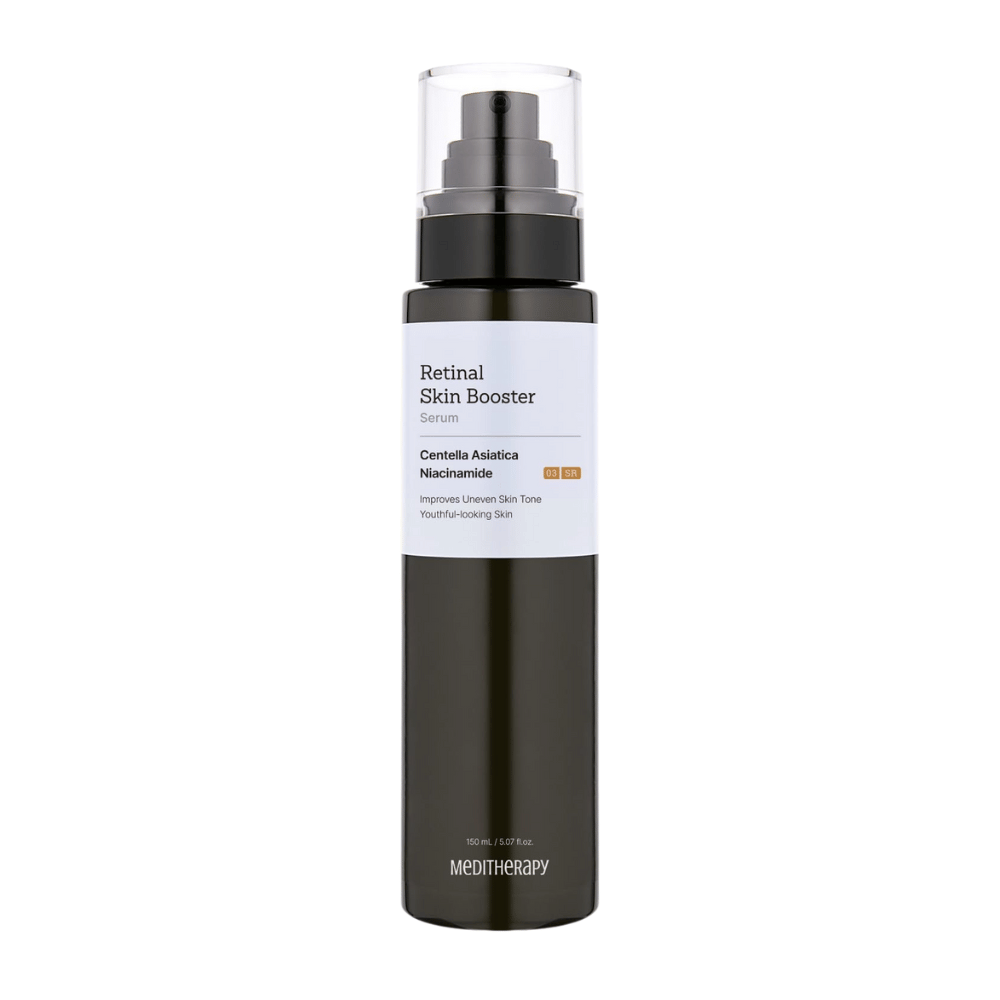 Meditherapy Retinal Skin Booster Serum σε σκούρα αντλία φιάλης. Η φόρμουλα με Centella Asiatica και νιασιναμίδη βελτιώνει τον τόνο του δέρματος και προσφέρει μια νεανική λάμψη.