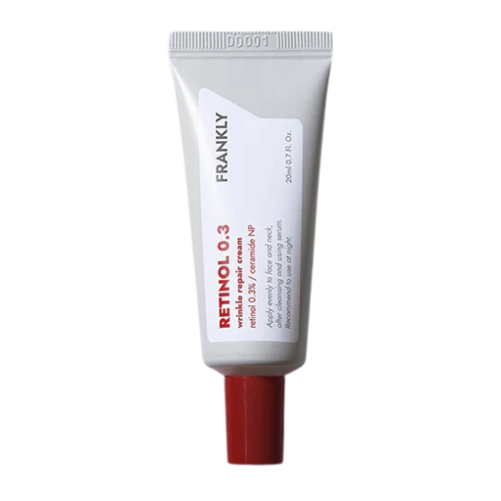 FRANKLY Retinol 0.3 Cream σε λευκό σωλήνα με κόκκινο καπάκι. Μια αντιγηραντική κρέμα με 0,3% ρετινόλη και κεραμίδιο NP για πιο σφιχτό και ομοιόμορφο δέρμα.