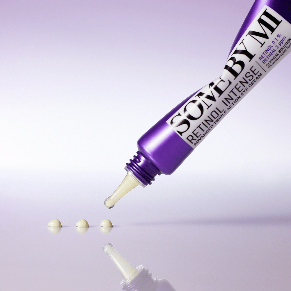 SOME BY MI Retinol Intense Eye Cream εφαρμόζεται από μοβ σωλήνα – αντιγηραντική κρέμα ματιών με ρετινόλη για λεπτές γραμμές και κουρασμένο δέρμα.