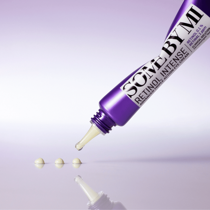 SOME BY MI Retinol Intense Eye Cream εφαρμόζεται από μοβ σωλήνα – αντιγηραντική κρέμα ματιών με ρετινόλη για λεπτές γραμμές και κουρασμένο δέρμα.