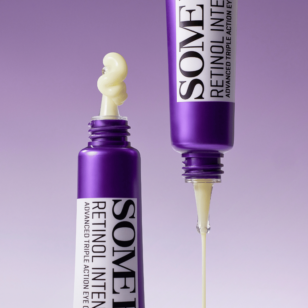 SOME BY MI Retinol Intense Advanced Triple Action Eye Cream με ρετινόλη – κοντινή λήψη της υφής της κρέμας σε μοβ σωλήνα για μειωμένες ρυτίδες και μαύρους κύκλους.