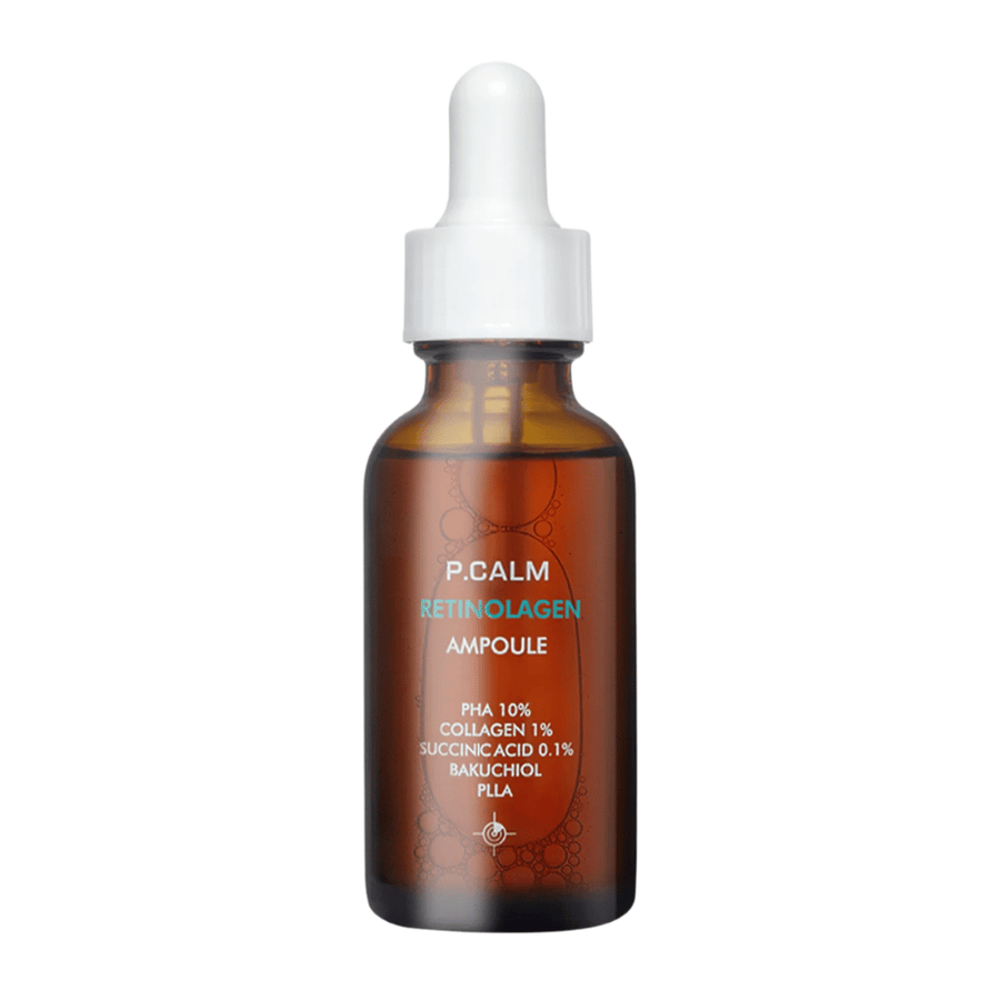 Απομονωμένη εικόνα προϊόντος του P.CALM Retinolagen Ampoule σε ανοιχτόχρωμο φόντο. Το καφέ γυάλινο μπουκάλι με σταγονόμετρο και μινιμαλιστικό σχεδιασμό δίνει μια κλινική και επαγγελματική εντύπωση.