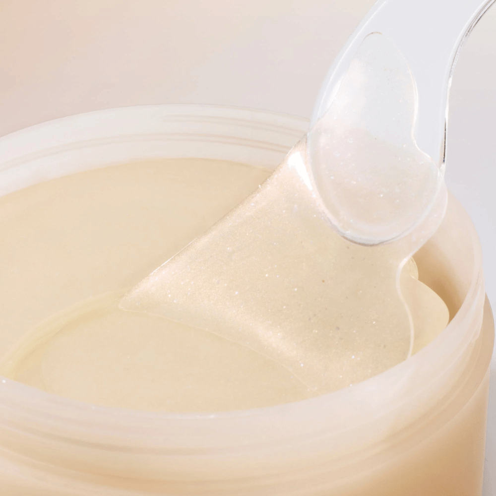 Σπάτουλα που ανασηκώνει το Beauty of Joseon under eye patch από το δοχείο, patches υδρογέλης με ginseng και retinal για αντιγήρανση και φροντίδα ματιών.