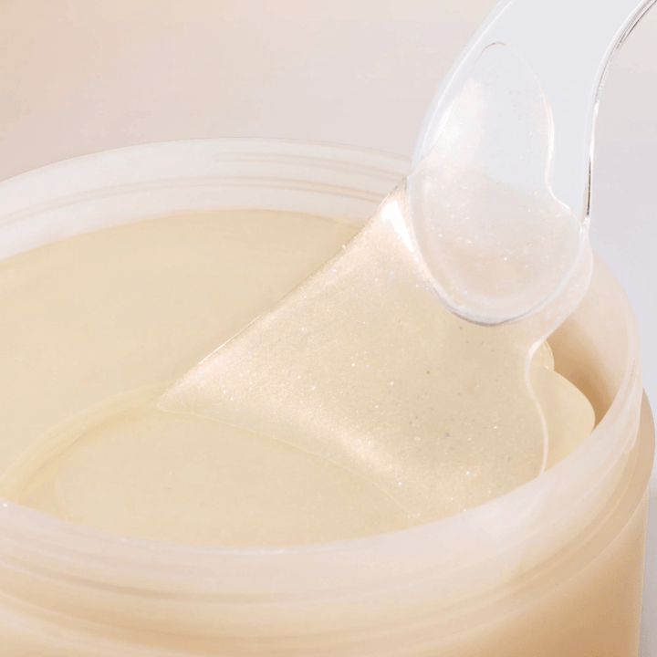 Σπάτουλα που ανασηκώνει το Beauty of Joseon under eye patch από το δοχείο, patches υδρογέλης με ginseng και retinal για αντιγήρανση και φροντίδα ματιών.