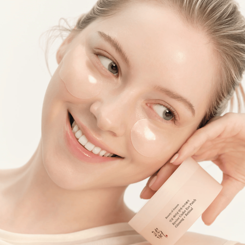 Μοντέλο με Beauty of Joseon under eye patches και το προϊόν στο χέρι, patches ματιών με ginseng και retinal για πιο ζωντανό και λείο περίγραμμα ματιών.