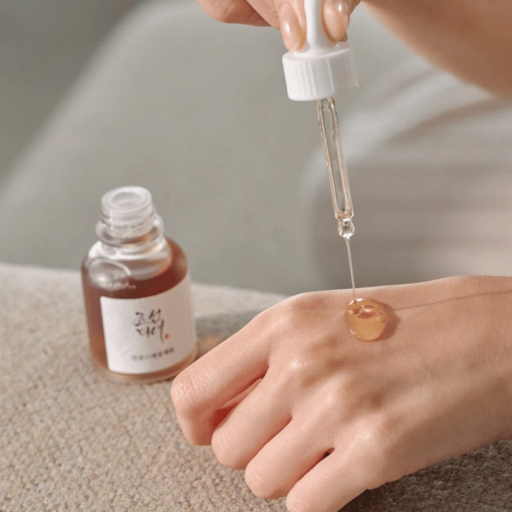 Σταγόνες πιπέτας από Beauty of Joseon Revive Serum Ginseng + Snail Mucin στο δέρμα – κορεάτικος ορός για ελαστικότητα και ενυδάτωση.