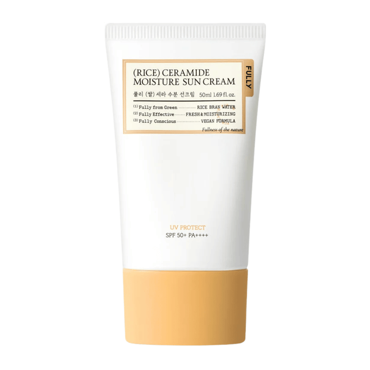Απομονωμένη εικόνα προϊόντος του FULLY Rice Ceramide Moisture Sun Cream με μινιμαλιστικό και κομψό σχεδιασμό σε λευκούς και μπεζ τόνους. Η συσκευασία δίνει μια καθαρή, απαλή και φιλική προς το δέρμα εντύπωση με προστασία SPF 50+ PA++++.