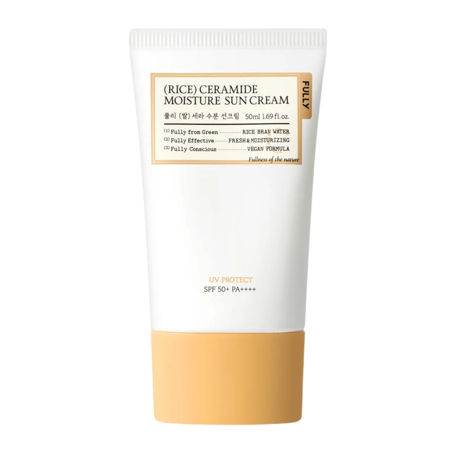 Απομονωμένη εικόνα προϊόντος του FULLY Rice Ceramide Moisture Sun Cream με μινιμαλιστικό και κομψό σχεδιασμό σε λευκούς και μπεζ τόνους. Η συσκευασία δίνει μια καθαρή, απαλή και φιλική προς το δέρμα εντύπωση με προστασία SPF 50+ PA++++.