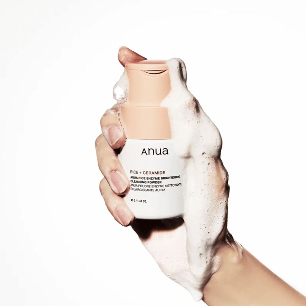 Anua Rice Enzyme Brightening Cleansing Powder είναι ένα καθαριστικό προϊόν που περιέχει ρύζι και κεραμίδια. Έχει σχεδιαστεί για να παρέχει ήπια απολέπιση και λάμψη στο δέρμα. Το προϊόν διαλύει τη βρωμιά και τα νεκρά κύτταρα του δέρματος για να αφήσει το δέρμα καθαρό και φρέσκο. Ιδανικό για καθημερινή χρήση, βοηθά στη βελτίωση της υφής του δέρματος και προσφέρει έναν πιο ομοιόμορφο τόνο.