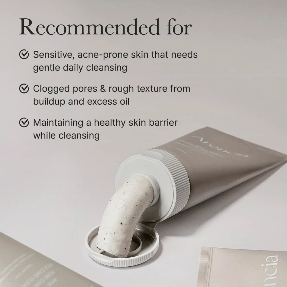 Arencia Rice + LHA Pore Control Rice Cake Cleanser σε σωληνάριο με προϊόν που έχει πιεστεί, δείχνει κρεμώδη υφή προσαρμοσμένη για ευαίσθητο και με τάση ακμής δέρμα.