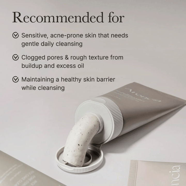 Arencia Rice + LHA Pore Control Rice Cake Cleanser σε σωληνάριο με προϊόν που έχει πιεστεί, δείχνει κρεμώδη υφή προσαρμοσμένη για ευαίσθητο και με τάση ακμής δέρμα.